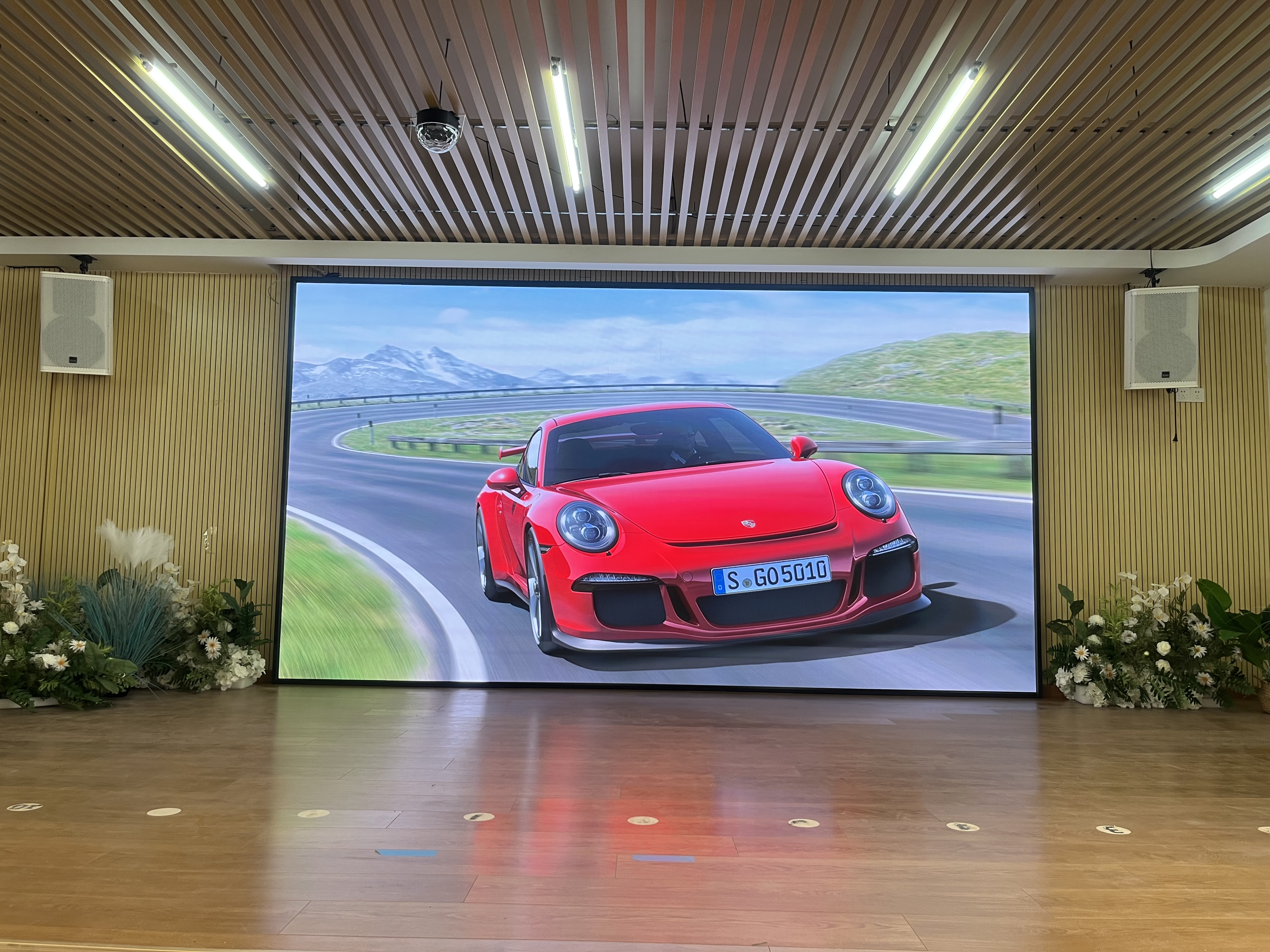 P1.53 indoor full color led display screen for conference rooms