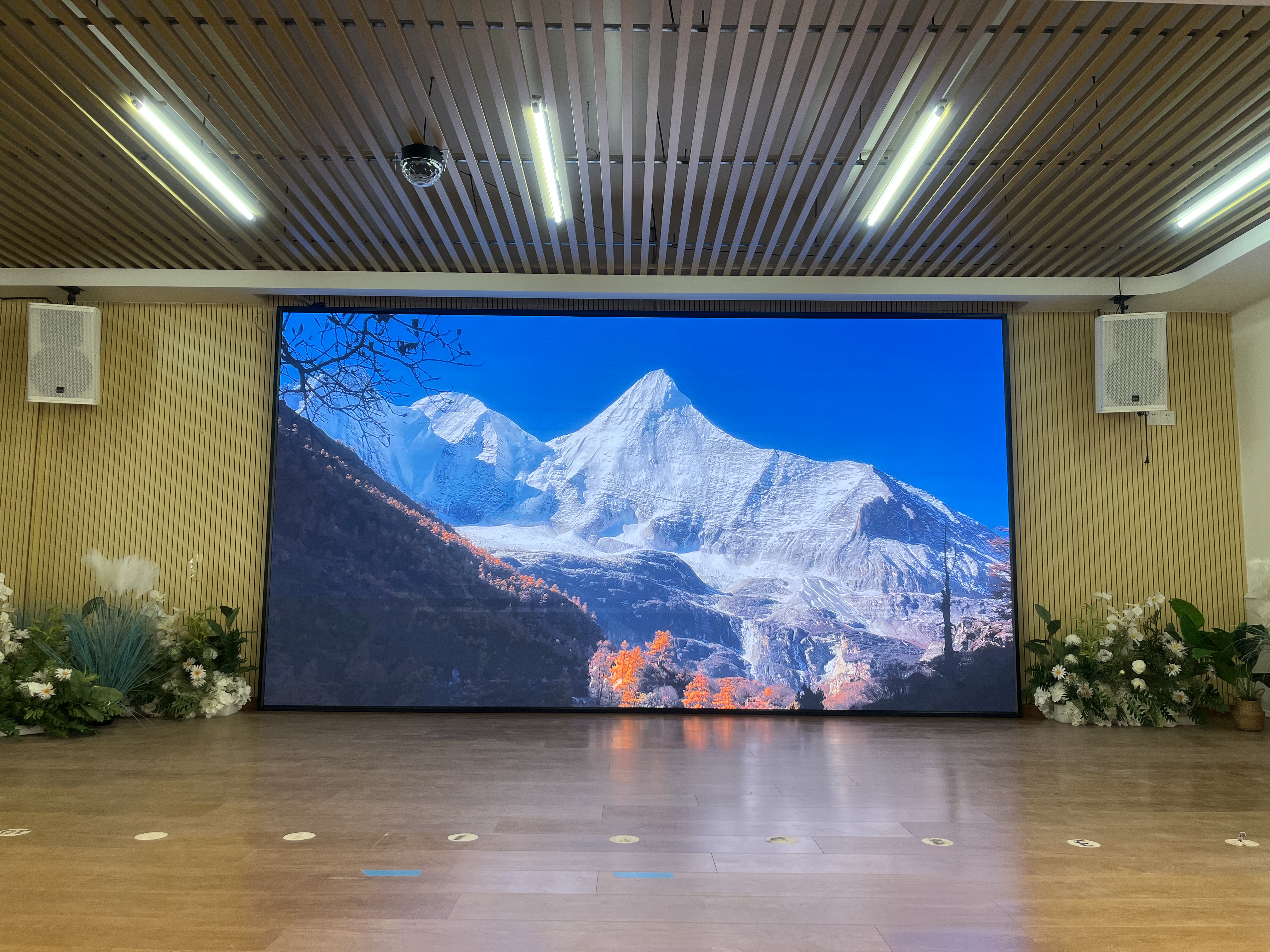 P1.25 indoor led display HD led video wall for surveillance rooms